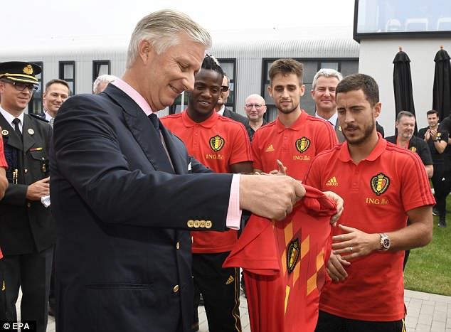 Hazard memberi hadiah kepada King Philippe dengan kaos replika Timnas Belgia sebelum turnamen di mulai