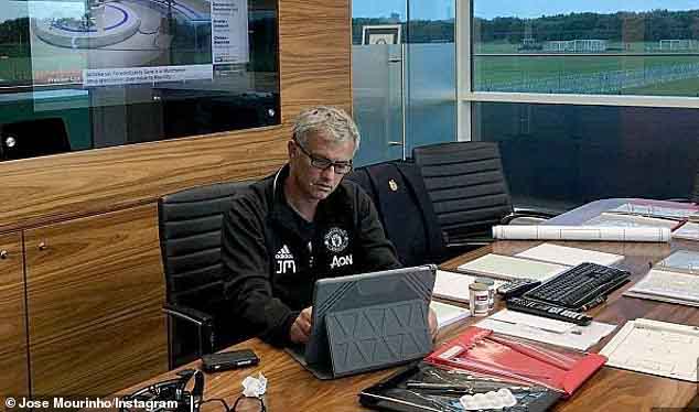 Jose Mourinho di ruang kerjanya